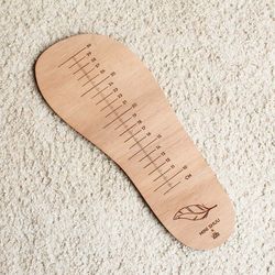 MEDIDOR PIES MADERA by Walamami